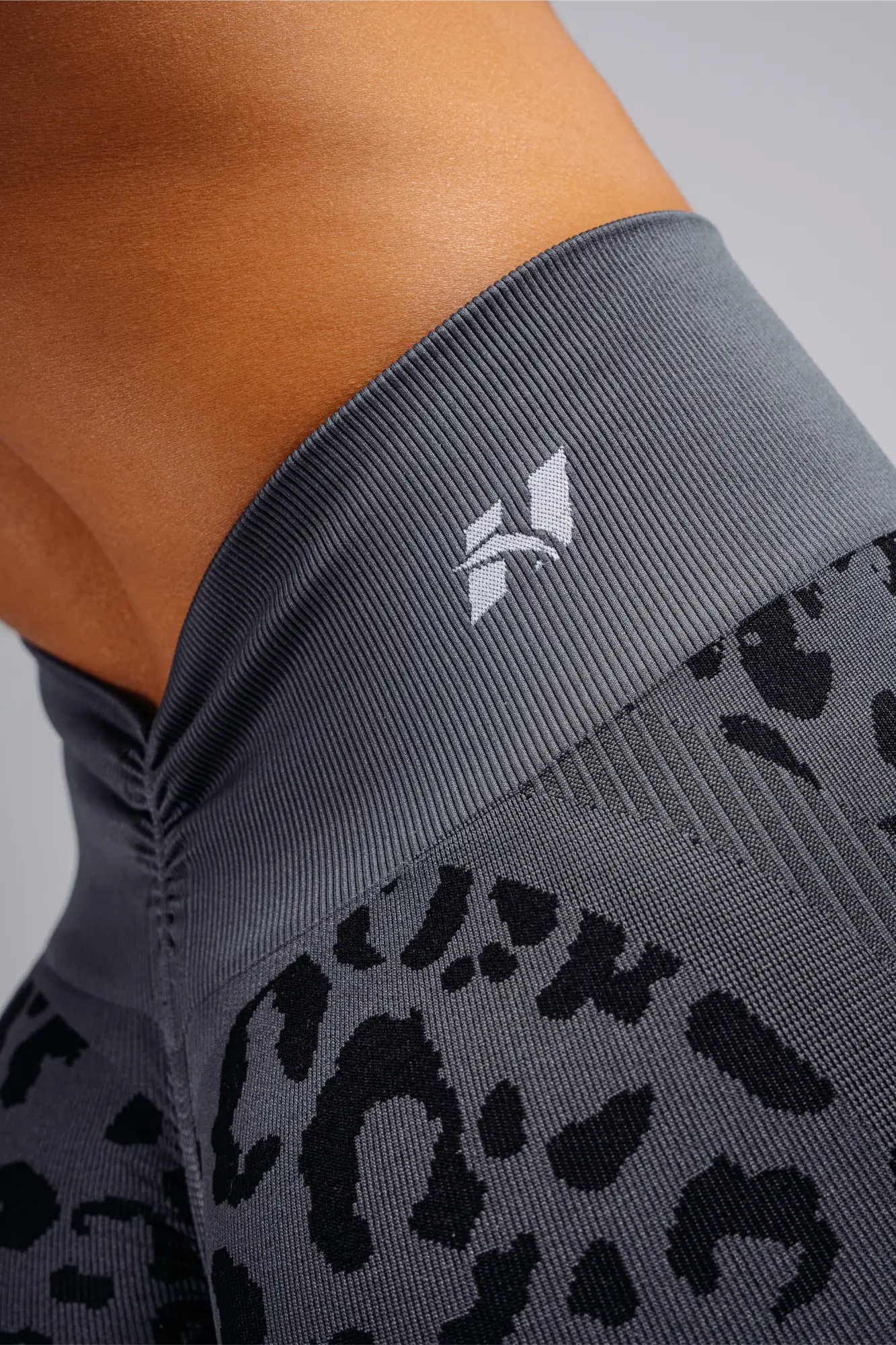 Nebbia 849 Push-Up Compression Leopard Leggings PRIMAL | Black Leopard