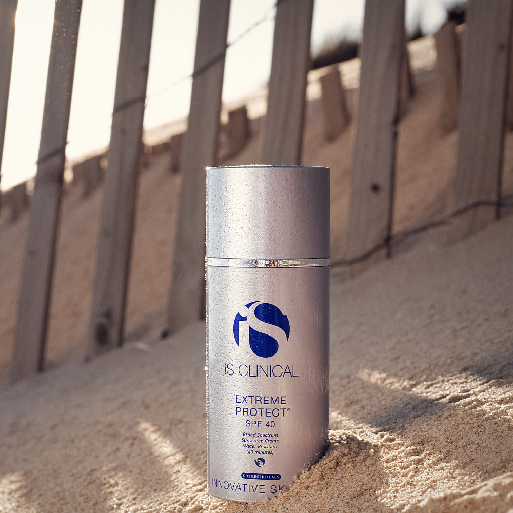 Restorative, all-physical sunscreen, ultimate protection&nbsp;

Extreme Protect SPF 40 is a multilevel environmentally protective treatment formula featuring our proprietary Extremozyme® technology combined with scientifically advanced all-physical sunscreen actives