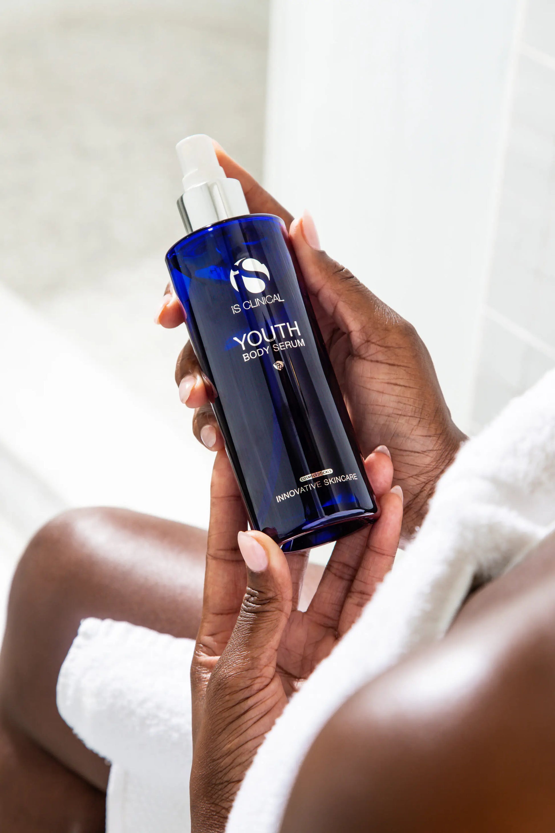 Hydrating, nourishing, protective

This refreshing lightweight serum mist gently absorbs into the skin providing powerful hydration and antioxidant protection against environmental stressors. 