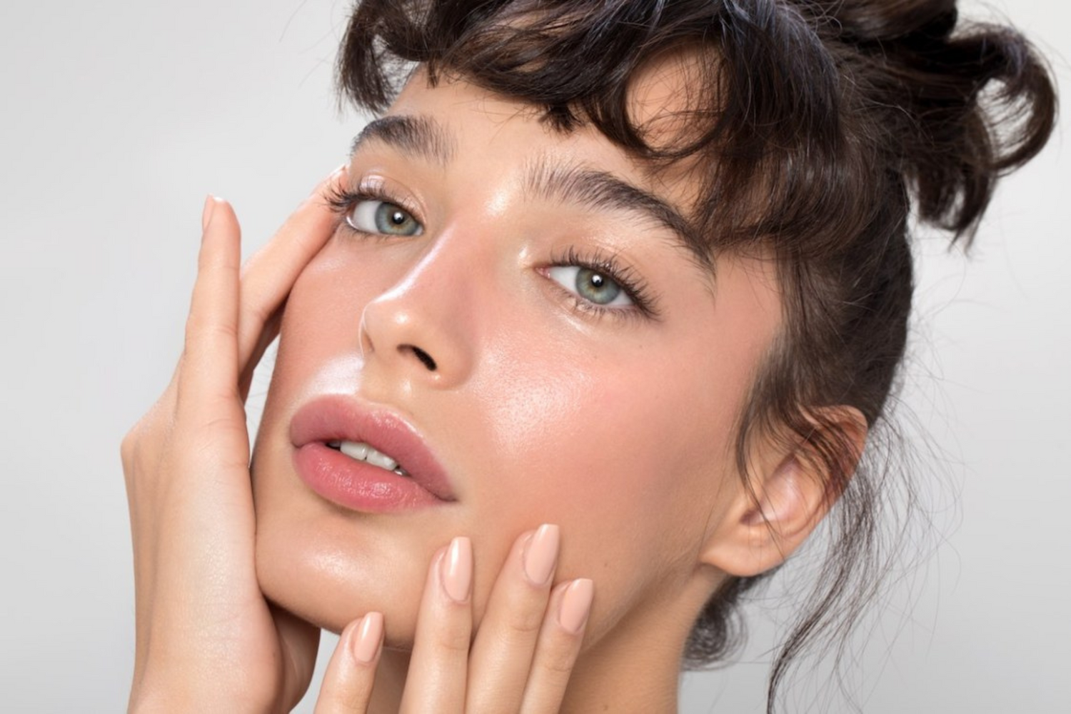 A polydioxanone (PDO) thread facelift isa fast, safe, minimally invasive alternative to the traditional surgical facelift. Instead of large incisions, the aesthetic experts use special sutures to lift and tighten your skin to rejuvenate your look.