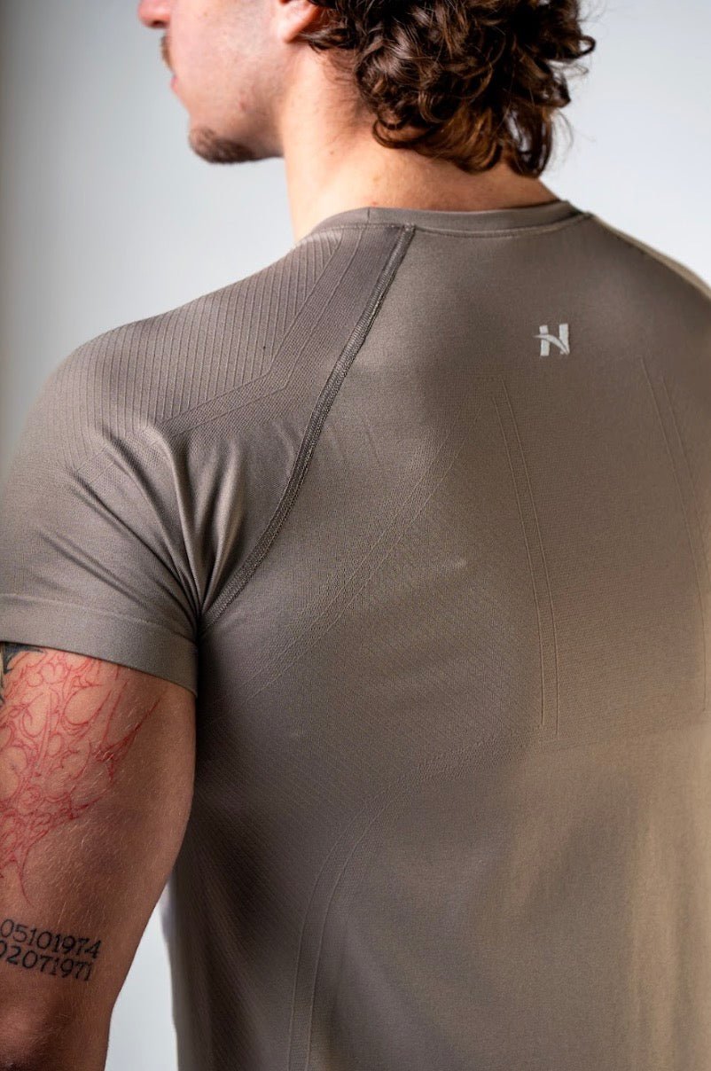Nebbia Power 900 Men's Seamless Short Sleeve Top - Light Brown ASH - AlisiiaKholli