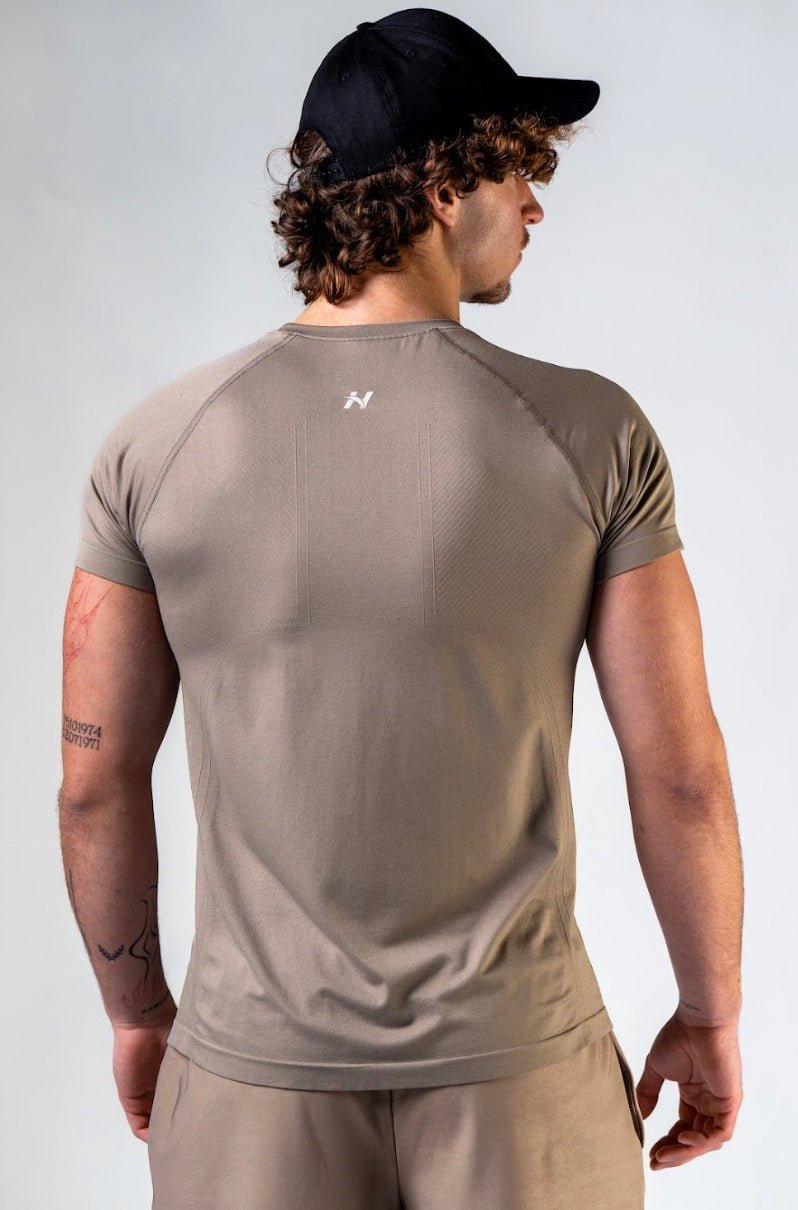 Nebbia Power 900 Men's Seamless Short Sleeve Top - Light Brown ASH - AlisiiaKholli